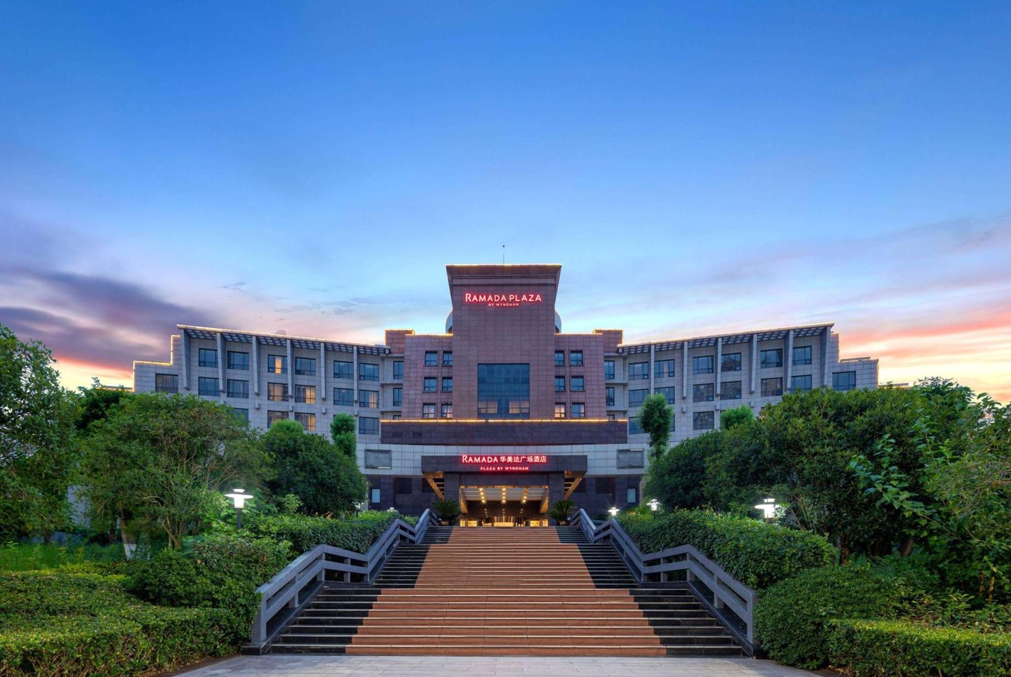 Hotel Ramada Plaza By Wyndham Chongqing West Exteriér fotografie